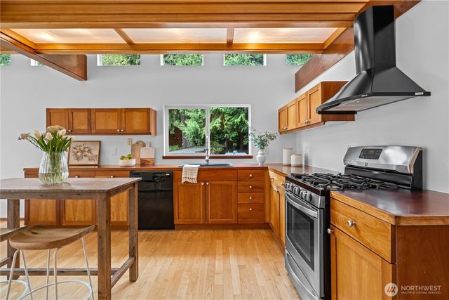 6810 NE Wood Bay Lane, Poulsbo, WA 98370