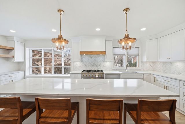 8 Concord Drive, Oak Brook, IL 60523