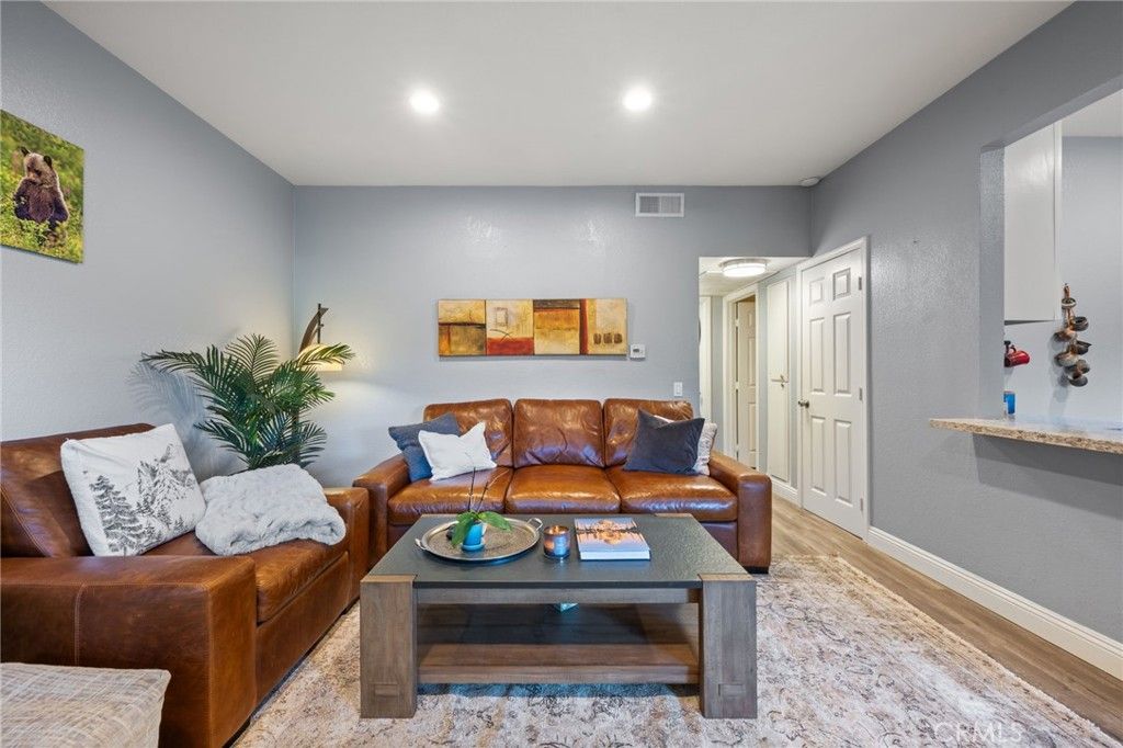 Image 10 of property listing at 158 Maegan 7, Thousand Oaks, CA 91362