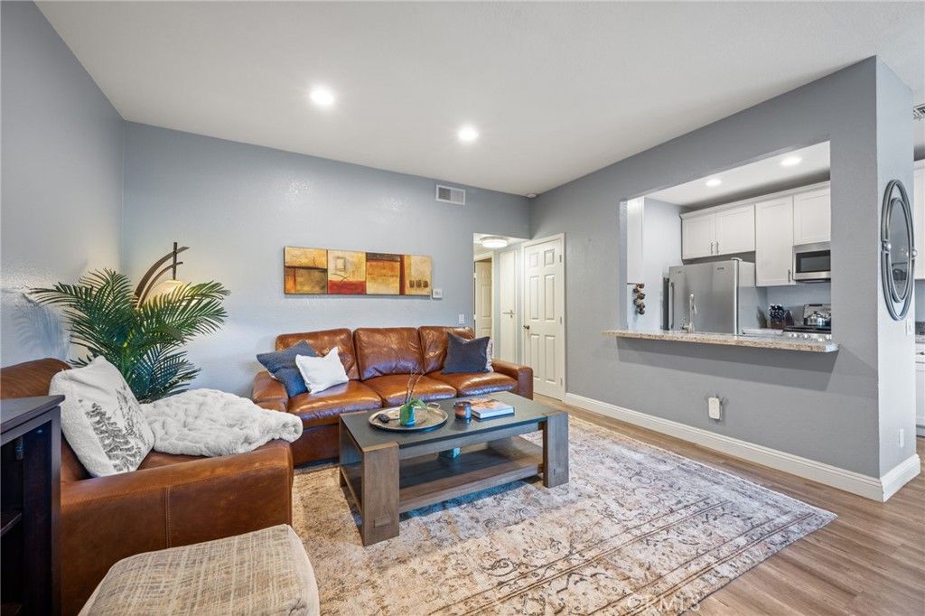 Image 11 of property listing at 158 Maegan 7, Thousand Oaks, CA 91362
