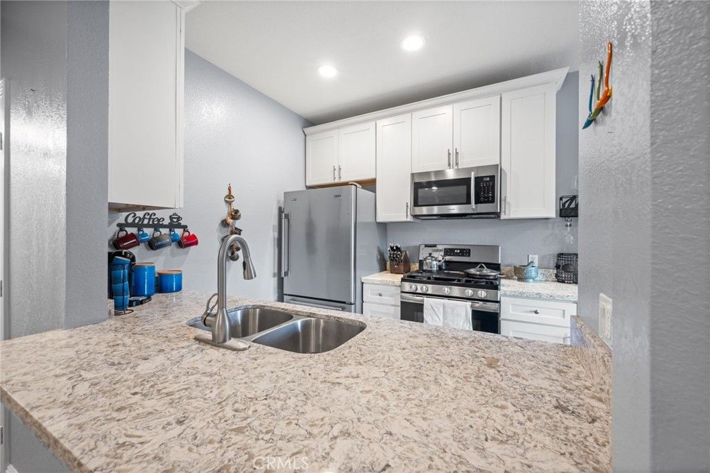 Image 14 of property listing at 158 Maegan 7, Thousand Oaks, CA 91362
