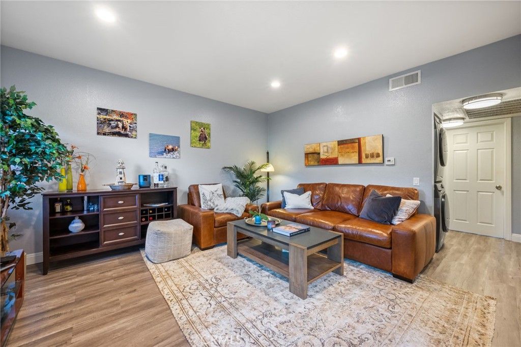 Image 9 of property listing at 158 Maegan 7, Thousand Oaks, CA 91362