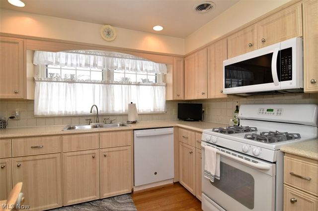 15991 Henley Road, Cleveland, OH 44112