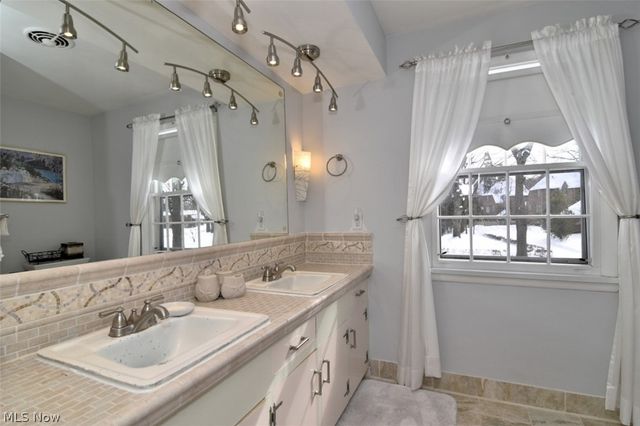 15991 Henley Road, Cleveland, OH 44112