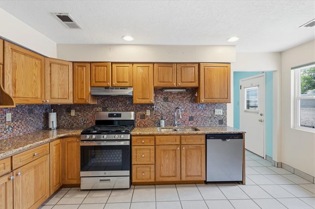 3301 May Circle SE, Rio Rancho, NM 87124