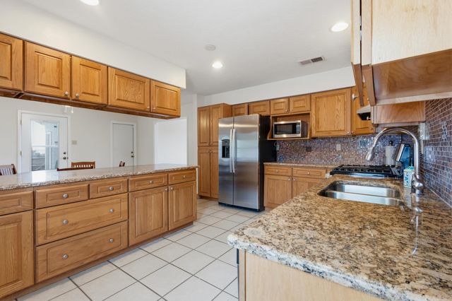 3301 May Circle SE, Rio Rancho, NM 87124