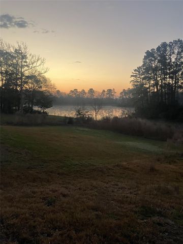 10669 N Lake Road, Montgomery, TX 77316