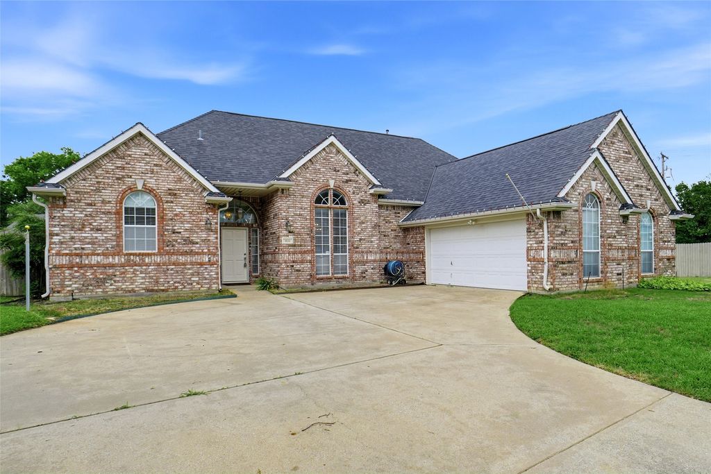1620 Oak Creek Drive, Hurst, TX 76054