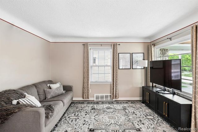 312 S Edgeworth Avenue, Royal Oak, MI 48067