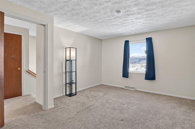 10 Mckinley Sq, Coraopolis, PA 15108