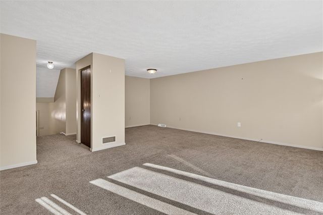 10 Mckinley Sq, Coraopolis, PA 15108