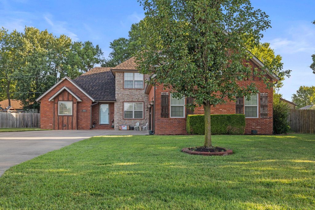 253 E Grace Street, Republic, MO 65738
