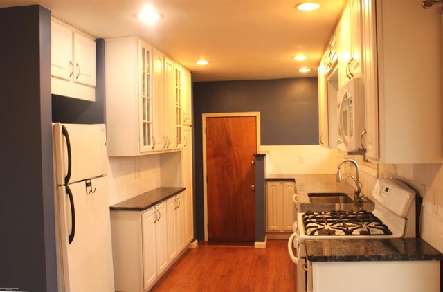 21181 Gordon Road, St Clair Shores, MI 48081