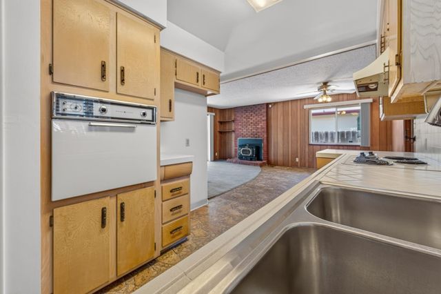 1641 Oxford Avenue, Clovis, CA 93612