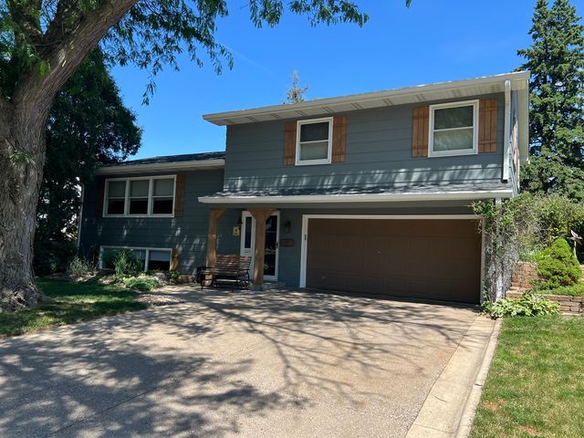 3223 Kenwood Avenue, Davenport, IA 52807
