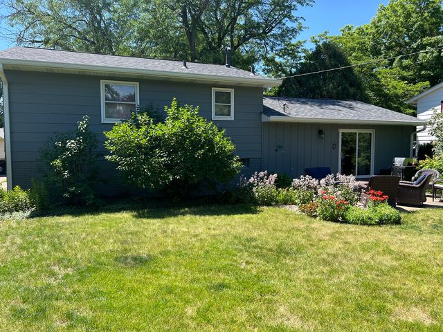 3223 Kenwood Avenue, Davenport, IA 52807