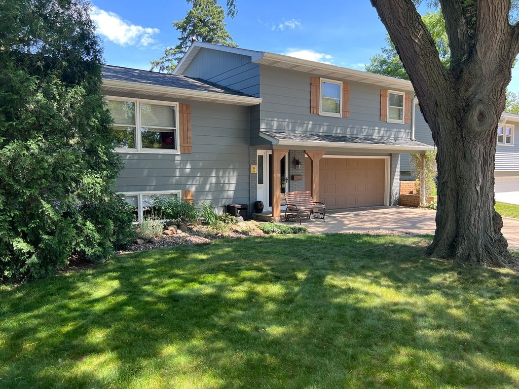 3223 Kenwood Avenue, Davenport, IA 52807