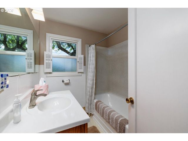 4718 N AMHERST St, Portland, OR 97203