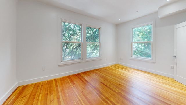 21 Regent Cir 3, Brookline, MA 02445