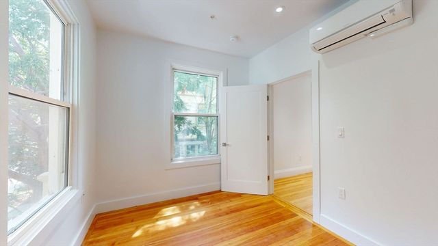 21 Regent Cir 3, Brookline, MA 02445