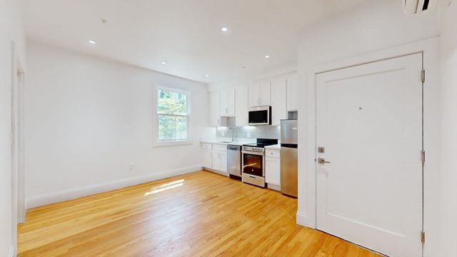 21 Regent Cir 3, Brookline, MA 02445