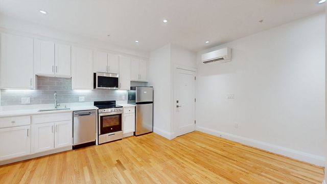 21 Regent Cir 3, Brookline, MA 02445