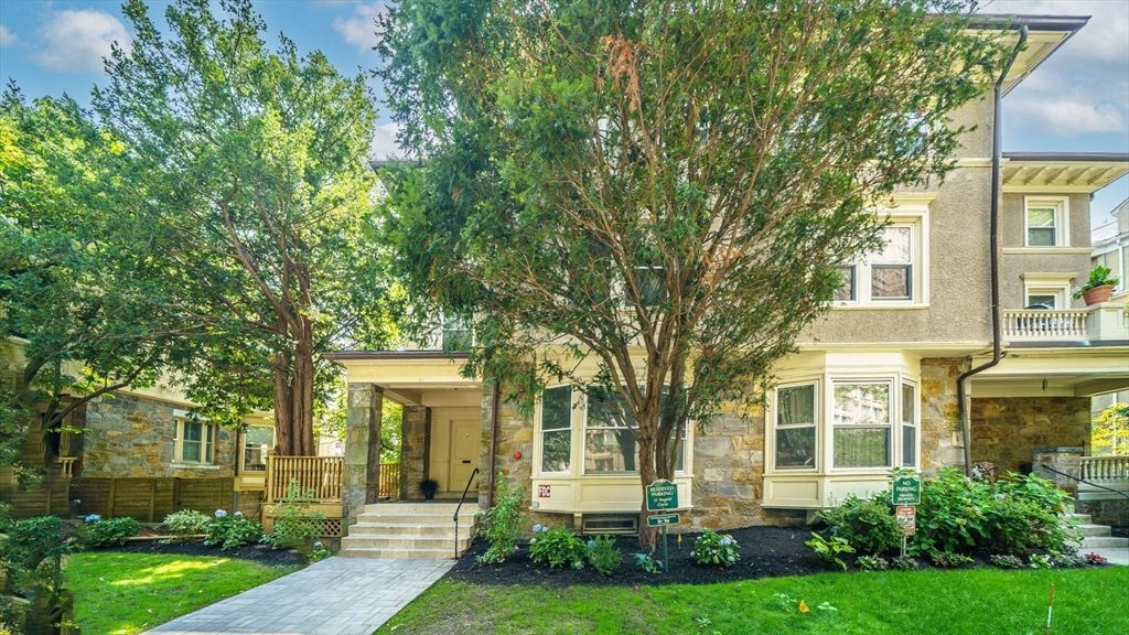 21 Regent Cir 3, Brookline, MA 02445