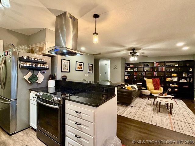 21609 E 32nd Place S, Broken Arrow, OK 74014