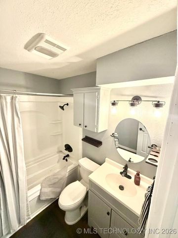 21609 E 32nd Place S, Broken Arrow, OK 74014