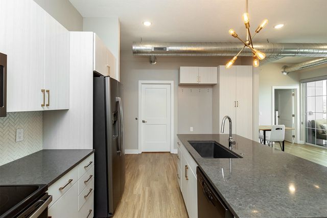 450 SW 7th Street 304, Des Moines, IA 50309