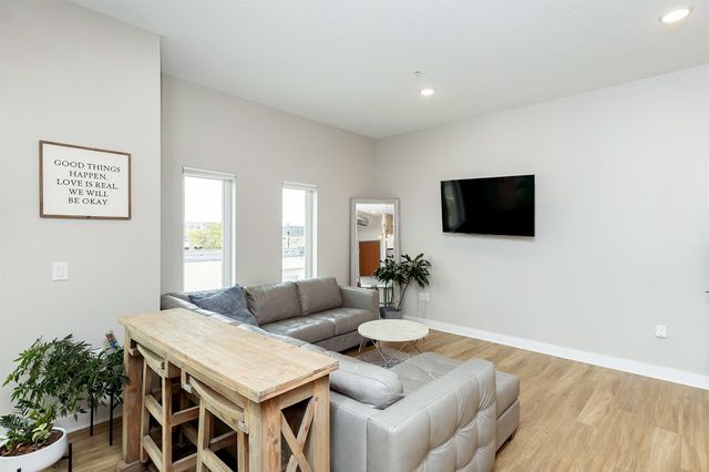 450 SW 7th Street 304, Des Moines, IA 50309