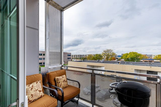 450 SW 7th Street 304, Des Moines, IA 50309