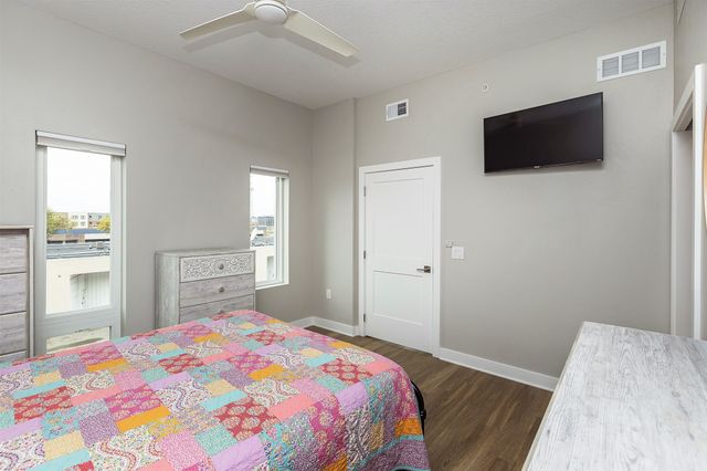 450 SW 7th Street 304, Des Moines, IA 50309