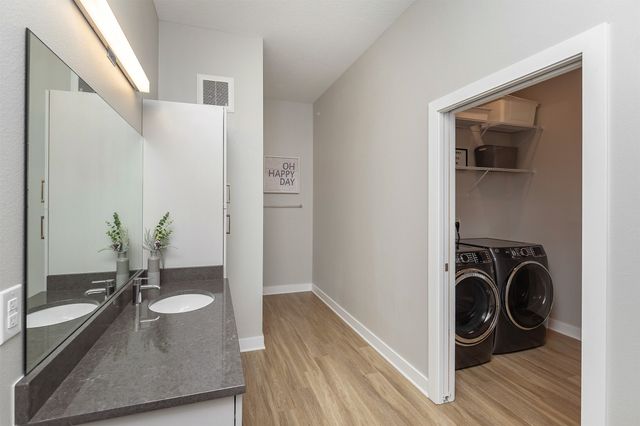 450 SW 7th Street 304, Des Moines, IA 50309