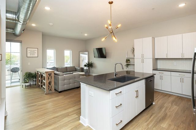 450 SW 7th Street 304, Des Moines, IA 50309