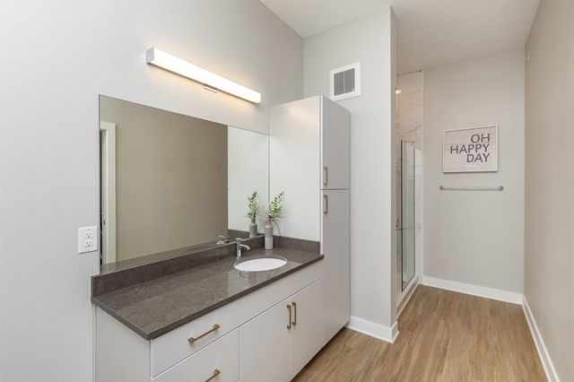 450 SW 7th Street 304, Des Moines, IA 50309