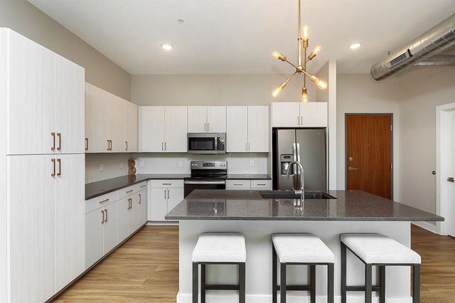 450 SW 7th Street 304, Des Moines, IA 50309