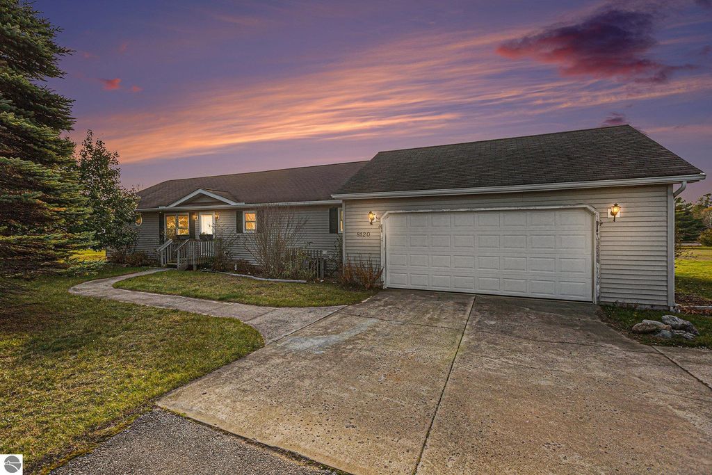 Image 5 of property listing at 8120 Westview Drive, Rapid City, MI 49676