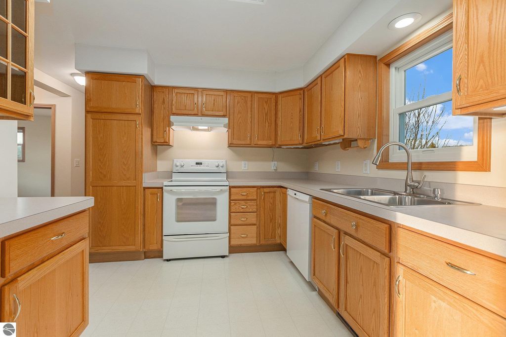 Image 7 of property listing at 8120 Westview Drive, Rapid City, MI 49676