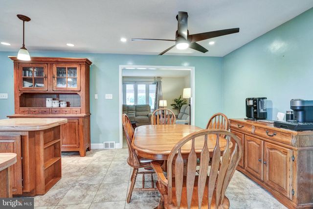 708 LAMP POST LN, Aston, PA 19014