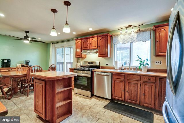 708 LAMP POST LN, Aston, PA 19014