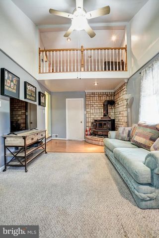 708 LAMP POST LN, Aston, PA 19014