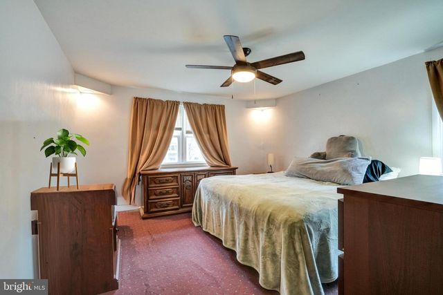 708 LAMP POST LN, Aston, PA 19014