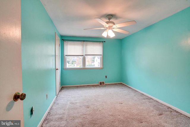 708 LAMP POST LN, Aston, PA 19014