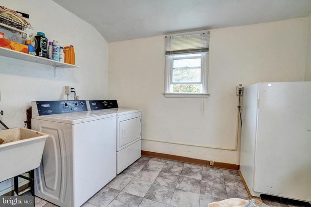 708 LAMP POST LN, Aston, PA 19014