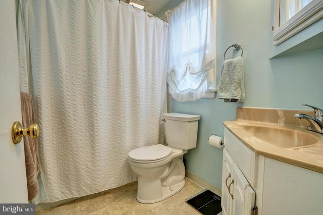 708 LAMP POST LN, Aston, PA 19014