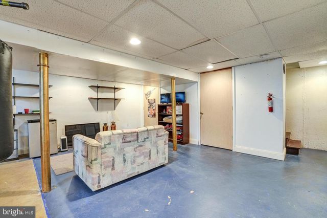 708 LAMP POST LN, Aston, PA 19014