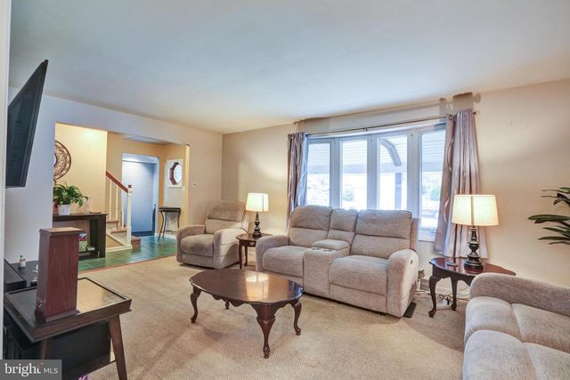 708 LAMP POST LN, Aston, PA 19014