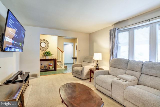 708 LAMP POST LN, Aston, PA 19014