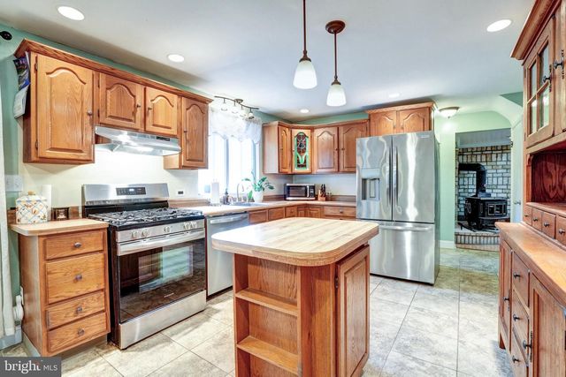 708 LAMP POST LN, Aston, PA 19014